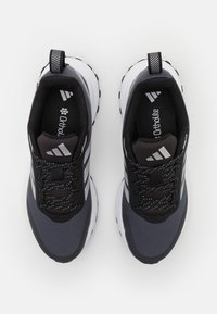 Sportliche Schuhe mit einem Obermaterial aus Mesh und Textil in Schwarz und Grau, mit weißen Akzenten, Schnürsenkeln und einer Zuglasche an der Ferse.
