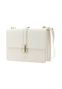 Sac bandoulière en cuir blanc avec une fermeture en métal doré, de forme rectangulaire, et une sangle réglable avec un motif tissé.