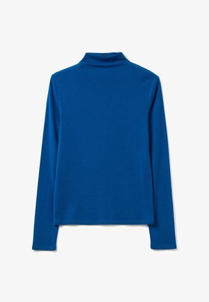 Top de manga larga en azul brillante, hecho de una tela suave. Cuenta con un cuello alto y un corte relajado, con una textura lisa y sin patrones visibles.