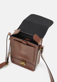 Borsa a tracolla in pelle marrone con texture liscia, hardware dorato, chiusura a pattina e tasca interna. Include una tracolla removibile.