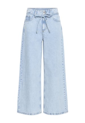 Jasnoniebieskie jeansy o wysokim stanie i szerokich nogawkach z przednimi kieszeniami oraz przewiązanym paskiem w talii, przedstawione na białym tle.