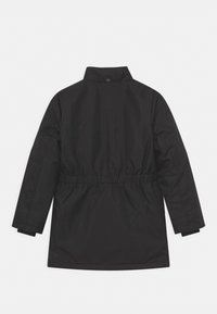 Veste noire à manches longues avec col montant, taille élastique et détail de bouton sur le col arrière, vue de dos.
