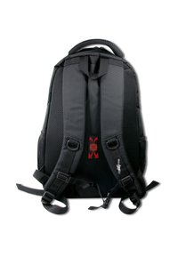 Zwarte rugzak met een gevoerde mesh achterzijde, verstelbare schouderbanden en een klein rood logo. Heeft duurzame stof en meerdere verstelbare gespen.