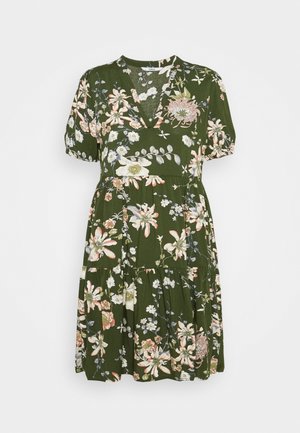 Blumenkleid in Dunkelgrün, mit kurzen Puffärmeln, einem V-Ausschnitt und einem gestuften Rock, der mit mehreren Blumenmustern in Pastellfarben versehen ist.