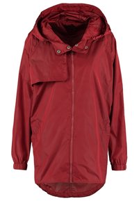 Czerwona wodoodporna kurtka z suwakiem z przodu, kapturem i jedną kieszenią na piersi. Wykonana z gładkiego, lekkiego materiału z elastycznymi mankietami i dołem.