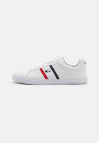 Sneakers atletici albi cu un upper sintetic neted, având dungi roșii și bleumarin, o talpă albă texturată și detalii cu logo brodat.