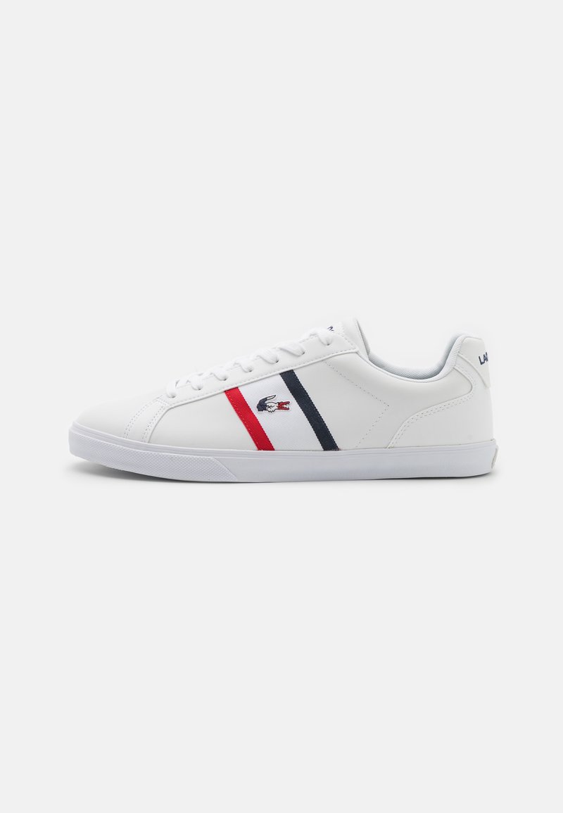 Sneakers atletici albi cu un upper sintetic neted, având dungi roșii și bleumarin, o talpă albă texturată și detalii cu logo brodat.