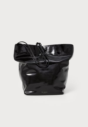 Błyszcząca czarna, duża torba typu tote z cienkimi paskami na ramię i małym logo „Ted Baker London” na przedniej, środkowej dolnej części.