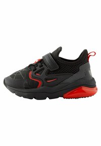 Baskets de sport noires avec un dessus en maille, accents rouges et une large sangle. Comprend une semelle rembourrée et un profil de semelle texturé pour une adhérence optimale.