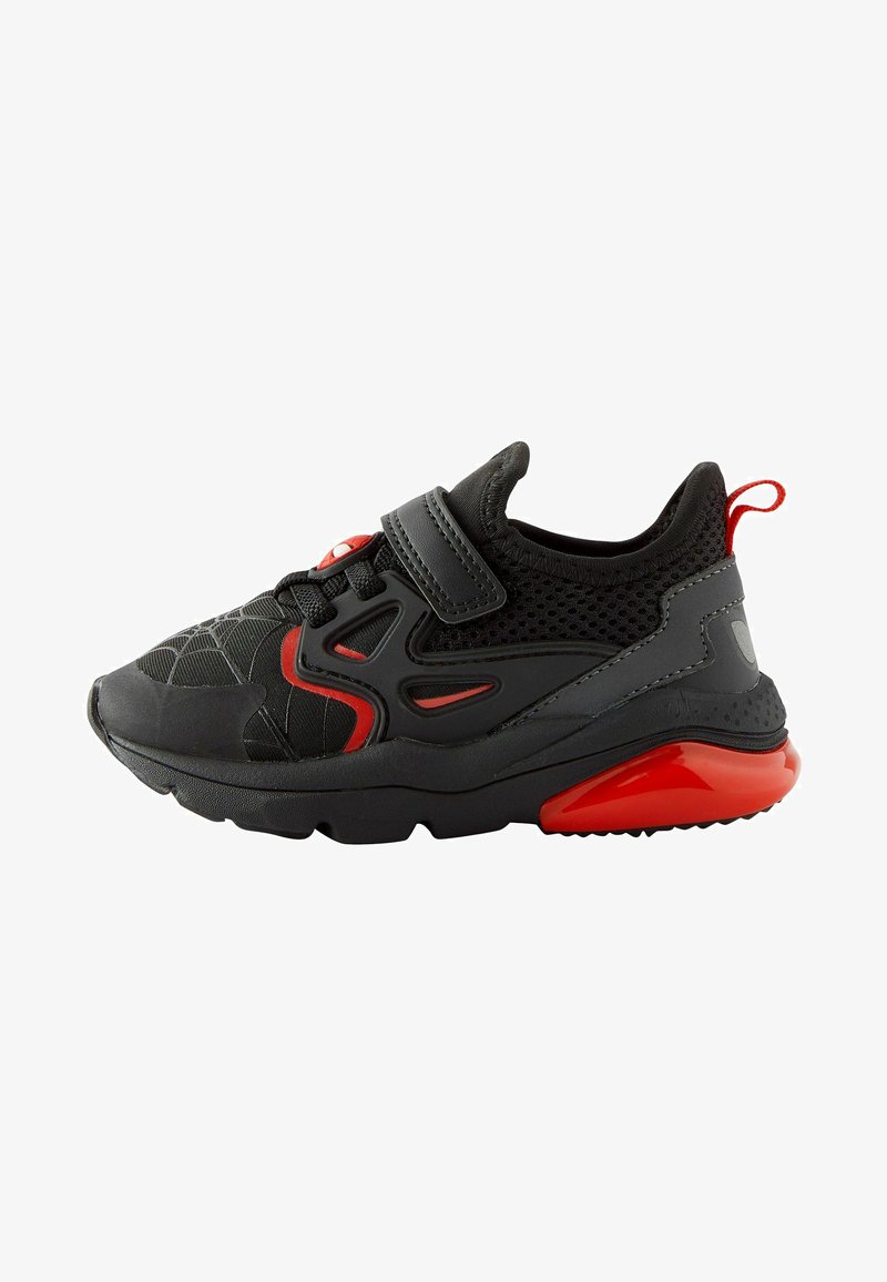 Baskets de sport noires avec un dessus en maille, accents rouges et une large sangle. Comprend une semelle rembourrée et un profil de semelle texturé pour une adhérence optimale.
