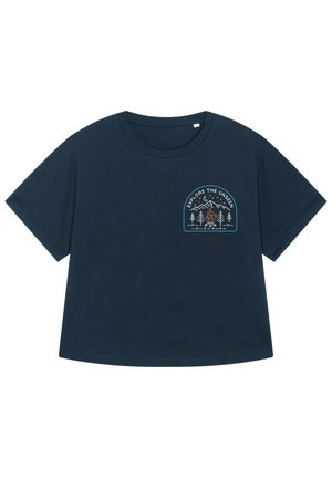 Navyblaue Baumwoll-T-Shirt mit kurzen Ärmeln, mit einem Grafikdruck auf der Vorderseite von Bergen, Bäumen und einem Lagerfeuer sowie dem Text "ERKUNDE DAS UNSICHTBARE."
