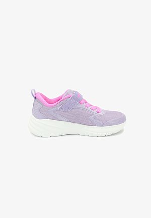 Zapatilla deportiva de color púrpura claro con parte superior de malla texturizada, detalles en rosa, correa ajustable y suela blanca acolchada.