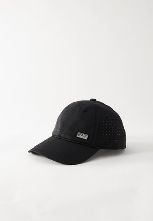 Sort baseballkasket med lille metal EA7-logo på frontpanelet og perforerede sidepaneler for ventilation.