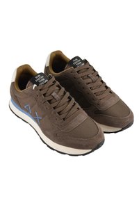 Brązowe sneakersy z cholewką z płótna i zamszu, z niebieskimi akcentami, sznurowaniem i gumową podeszwą. Napis wydrukowany na języku.