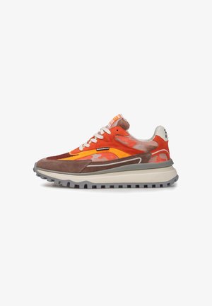 Multicolor sneakers met een oranje mesh bovenwerk en bruine suède accenten, gele details en een dikke grijze rubberen zool met een gestructureerde profield.