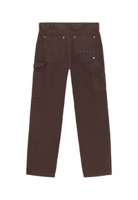 Pantaloni cargo marroni con design a gamba dritta. Le caratteristiche includono due tasche posteriori, tasche laterali e un accento decorativo sulla tasca destra.