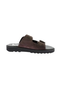 Sandal in suede marrone con suola in gomma nera, caratterizzato da un design aperto e un'accattivante fibbia decorativa. Texture liscia e forma semplice.