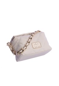 Bolso pequeño beige acolchado con correa de cadena dorada y placa rectangular de logo dorado en el frente, aislado sobre fondo blanco.