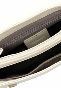 Borsa a mano sintetica bianca con una texture liscia, dotata di un comparto principale, una tasca con zip e una fodera interna in tonalità neutra.