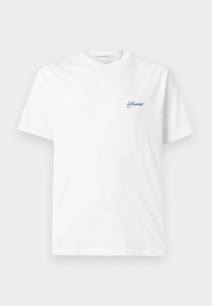 T-shirt blanc à manches courtes avec col rond, petit logo bleu cursif "Holzweiler" sur la poitrine gauche.