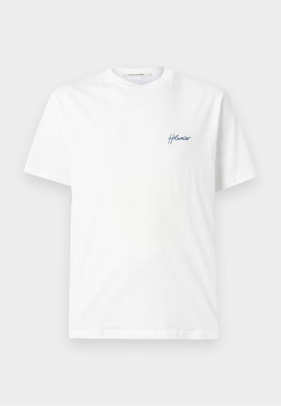 Λευκό κοντομάνικο T-shirt με στρογγυλή λαιμόκοψη και μικρό μπλε καλλιγραφικό λογότυπο "Holzweiler" αριστερά στο στήθος.