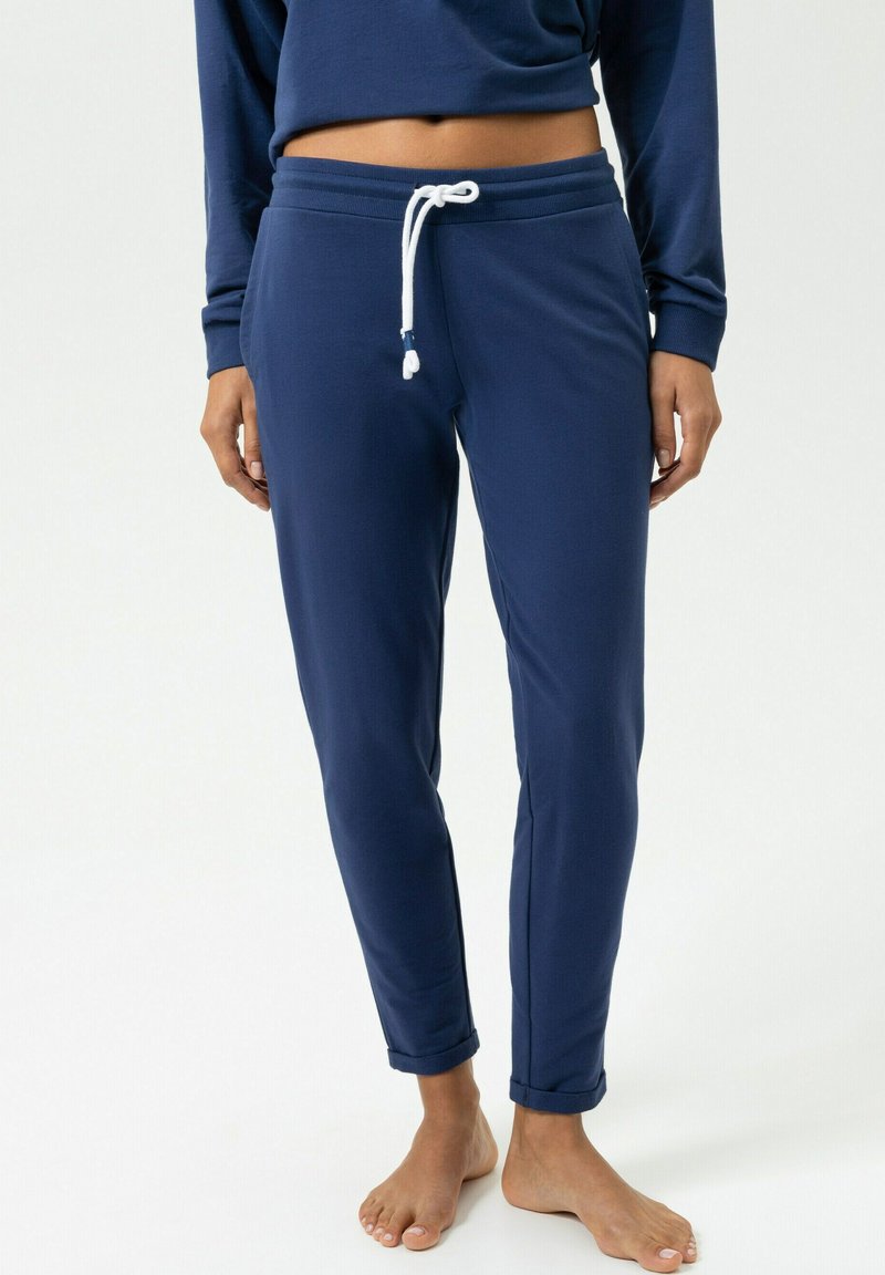 Marineblaue Jogginghosen aus weichem Stoff, mit Tunnelzugbund und umgeschlagenen Bündchen, glatter Textur und minimalistischem Design.