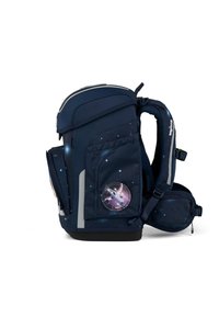 Sac à dos bleu marine avec un motif étoilé, plusieurs compartiments, des accents réfléchissants et un badge rond sur le thème de l'espace sur le côté.