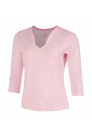 Hellrosa Damenoberteil mit Dreiviertelärmeln, V-Ausschnitt und kleinem weißem Logo auf der linken Brust.