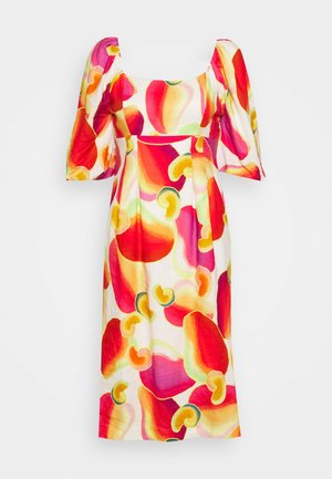 Bloemenjurk met een vierkante halslijn, korte pofmouwen en een levendig patroon van rode, gele en roze kleuren op een witte achtergrond.