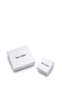 Cajas de joyería blancas, una más grande y otra más pequeña, ambas con el logo "luluandjane" en texto negro y rojo. Acabado suave, forma cuadrada.