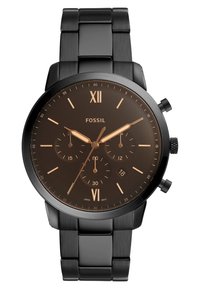 Montre en acier inoxydable noir avec un cadran rond marron, chiffres romains XII et VI, trois sous-cadrans et un affichage de la date à 6 heures.