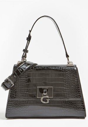 Sac à main noir en cuir synthétique effet crocodile avec poignée supérieure, bandoulière réglable et fermoir argenté avec logo Guess sur le rabat avant.