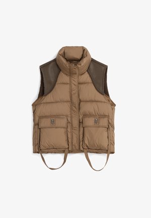 Hnědá vycpaná vesta s vysokým límcem, s tmavohnědými koženými detaily, dvěma předními kapsami a nastavovacími popruhy. Texturovaná látka.