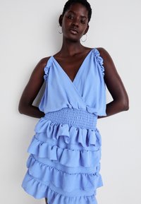 WAL G. CRUISE SANJILA RUFFLE DRESS - Kokteilinė suknelė / vakarėlių suknelė - denim blue