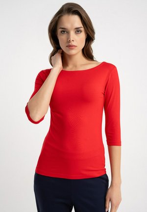 Czerwony, dopasowany top z długim rękawem i dekoltem w łódkę. Tkanina jest gładka i elastyczna, z rękawami 3/4 i subtelną fakturą.
