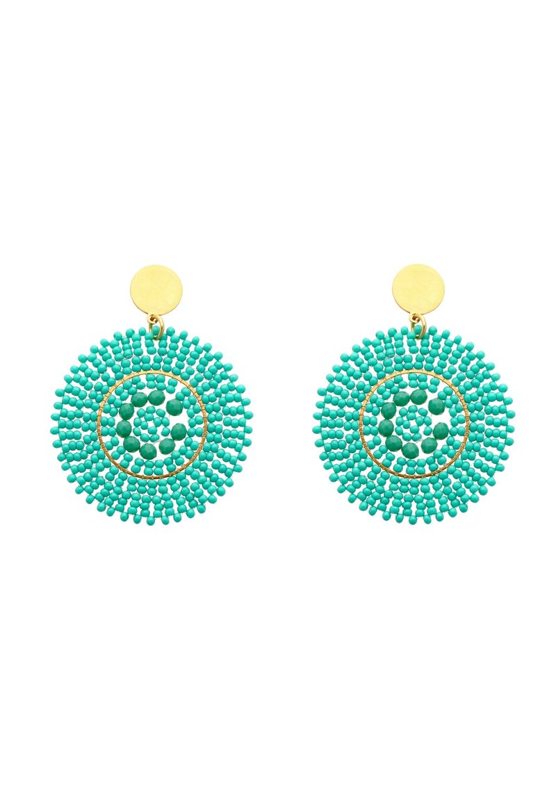 Turkoosit helmikorvakorut, joissa on pyöreä muotoilu, koristeltu kullanvärisillä yksityiskohdilla ja teksturoidulla, kerrostetulla kuviolla.