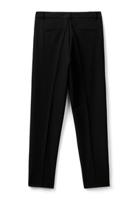 Zwarte op maat gemaakte broek van een zachte stof, slim fit, en twee achterzakken. Het ontwerp heeft geperste plooien voor een slanke uitstraling.