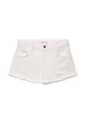 Shorts in denim bianco con bordi sfrangiati, dettagli usurati, bottoni frontali, cerniera e tasche su sfondo bianco.