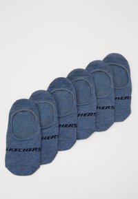 Pieci zilo potīšu pāri ar elastīgām atverēm, kas izgatavoti no mīkstas auduma, ar 'SKECHERS' logotipu tumši zilā krāsā sānos.