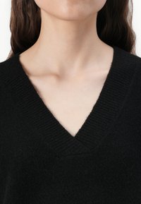 Vero Moda VMBOOM V NECK VER - Svetrík - black
