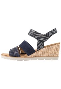 Námořnické platformové sandály s texturovanou podešví, zdobené křížovými semišovými pásky a vzorovaným akcentem. Texturovaný svršek s pletenými detaily.