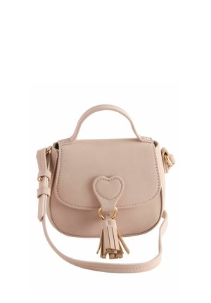 Piccolo borsa a tracolla beige con manico superiore, chiusura a forma di cuore, anelli dorati e dettaglio a nappina sul davanti.