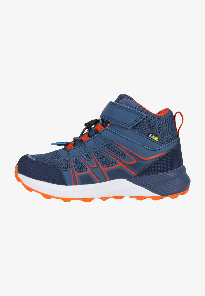 Zapatillas deportivas azul marino con acentos en naranja, fabricadas con material de malla y sintético, diseño de caña alta, cordones enganchados y suela texturizada.