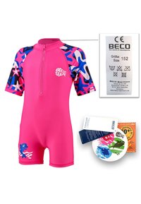 Combinaison de plongée rose à manches courtes avec des manches à motif étoile coloré et un graphique de poisson bleu. Inclut des étiquettes d'entretien et des produits de protection solaire.