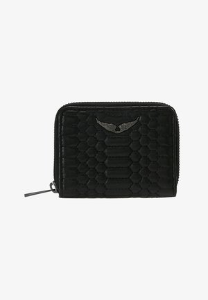 Portafoglio in pelle nera con texture esagonale, chiusura a zip e un'accente metallico a forma di ala sulla parte anteriore. Design compatto con una finitura liscia.