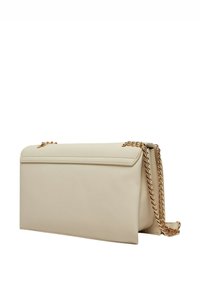Clutch bag beige realizzata in materiale liscio, caratterizzata da una tracolla in oro e una forma rettangolare elegante con chiusura a pattina.