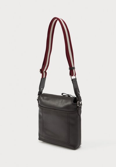 Schwarze Leder-Crossbody-Tasche mit verstellbarem, dunkelrotem und cremefarbenem gestreiftem Gurt. Verfügt über einen Reißverschluss oben und eine Vordertasche mit Nähdetails.