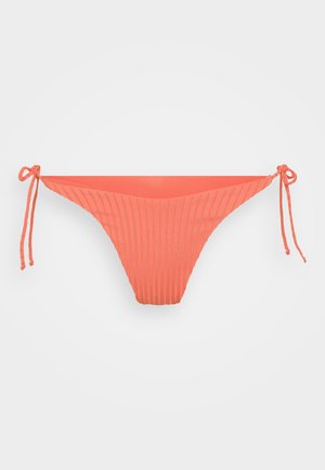 Koraal ribbel bikini onderzijde met verstelbare strikzijden. Glad textuur en ontwerp met minimale bedekking, met een horizontaal ribpatroon.