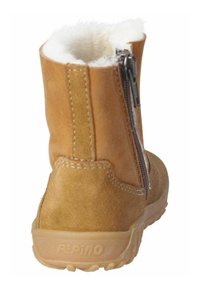 Hnědá semišová kotníková bota se zipem na boku, vybavená měkkou bílou podšívkou, gumovou podrážkou a výraznými švy.