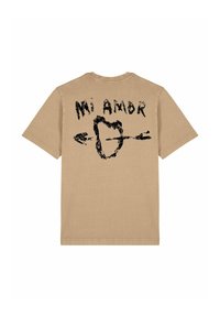 T-shirt in cotone beige con testo grafico nero "Mi Amor" e un design a freccia sul retro. Maniche corte, collo rotondo, vestibilità rilassata.